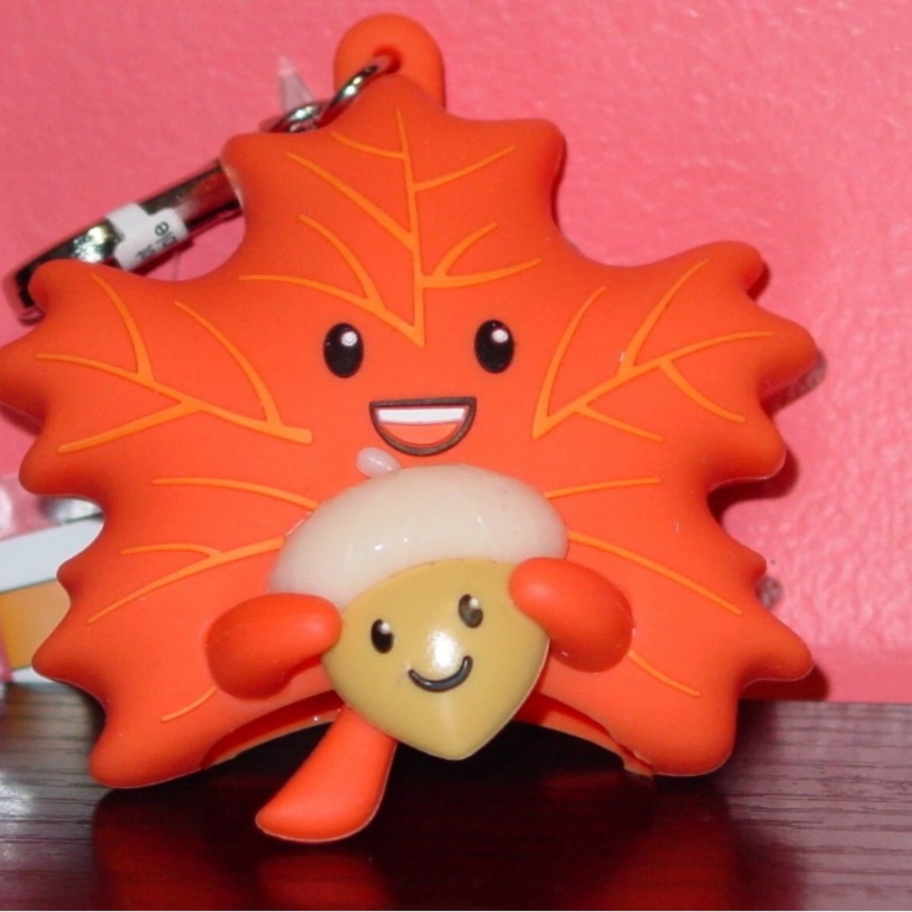 BATH AND BODY WORKS POCKET *BAC HOLDER BRAND NEW *HAPPY LEAF W/ACORN* *LIMITED*